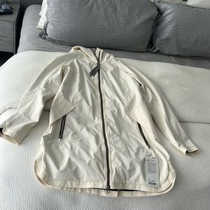 NWT LULULEMON DEFINITELY RAINING JACKET SIZE 12